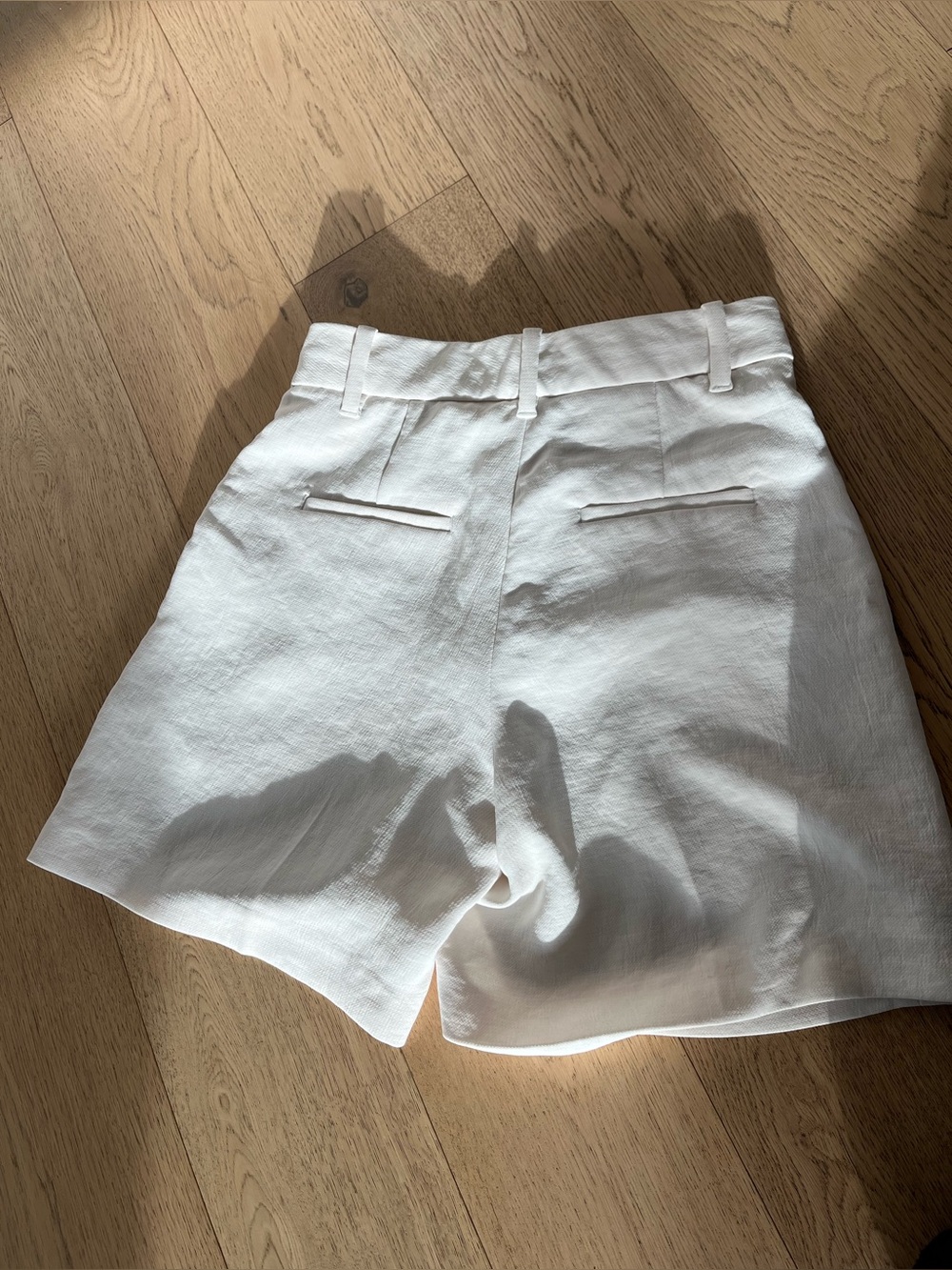 Wilfred White High-Rise Pleated Shorts - Picture 2 of 3